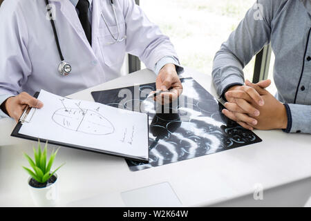 Avoir une conversation avec le professeur médecin et patient holding x-ray film lors de l'examen de l'explication de symptômes ou de diagnostic de la santé, des avocats Banque D'Images