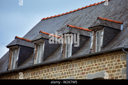 Toit en ardoise et de lucarnes dans les maisons typiques de la Bretagne. Banque D'Images