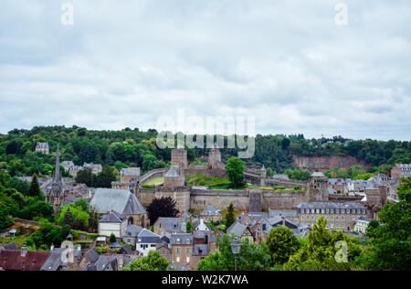 Visite de la vieille ville de Fougères, le château et le fort . Bretagne village. Banque D'Images