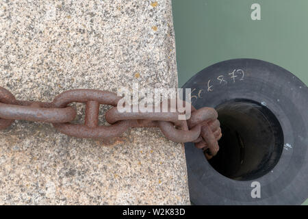 Port avec bollard et chaîne de fer rouillé Banque D'Images