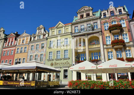 Façades renaissance colorés sur la place centrale du marché, Poznań, Pologne, Europe Banque D'Images