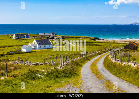 Road sur Achill Island County Mayo Irlande avec l'océan Atlantique en arrière-plan Banque D'Images