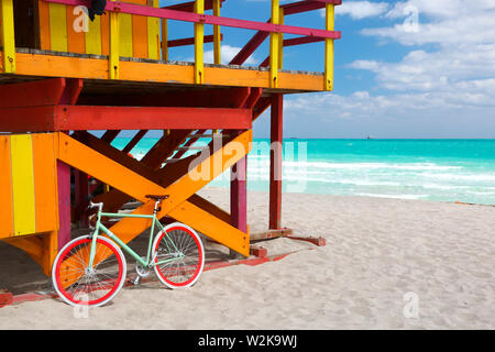 Nice bike & lifeguard station dans Miami Beach Banque D'Images