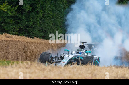 La voiture de course accélère la montée en pente au Goodwood Festival of Speed (2019) West Sussex, Angleterre, Royaume-Uni Banque D'Images