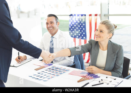 Businessman shaking woman mains au cours de session d'entrevue Banque D'Images