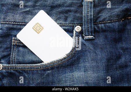 Carte de crédit en blanc dans la poche de jeans. Carte à puce blanche. Banque D'Images