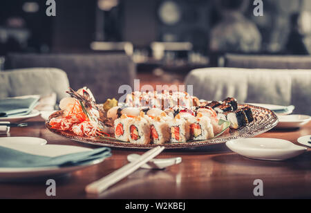 De nombreux fruits de mer japonais sushi sushi japonais frais savoureux avec du thon, du caviar et de crevettes Banque D'Images