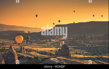 Hot Air Balloon flying over rock paysage à la Cappadoce Turquie Banque D'Images