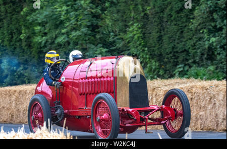 L1911 Vintage Art Deco Fiat S76 'bête de Turin'GP rugit la piste sur le Hill Climb tirée par Duncan Pittway à Goodwood Festival of Speed 2019 Banque D'Images