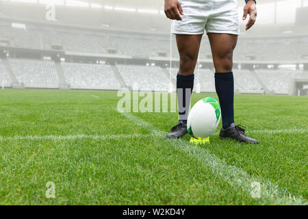 African American male rugby player debout près du stade de rugby ball Banque D'Images