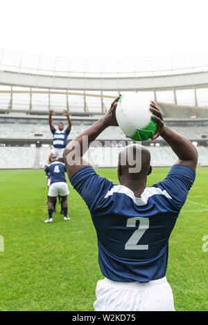 African American male rugby joueur arrivé dans le stade de rugby Banque D'Images