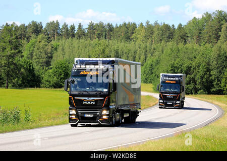 Salo, Finlande - le 28 juin 2019 : Deux camions semi-remorque homme personnalisé de Stengel LT, d'abord avec les feux de route, transporter des marchandises sur la route d'été. Banque D'Images