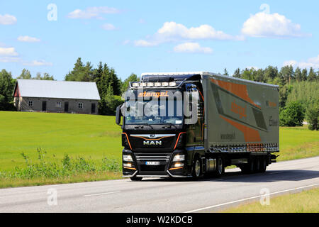 Salo, Finlande. 28 juin 2019 : MAN TGX 18.500 chariot personnalisé de Stengel LT avec feux de remorque tire le long de l'autoroute 52 finlandais aux beaux jours Banque D'Images