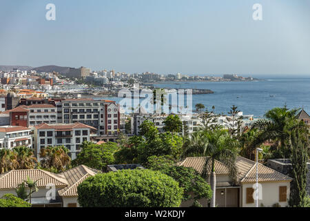 Las Americas, Tenerife, Espagne - 25 septembre 2018 : une vue panoramique de très populaire station balnéaire sur l'île avec les clubs, les hôtels et les bars. Esprit de la côte Banque D'Images