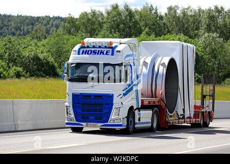 Salo, Finlande. Le 29 juin 2019. Charge exceptionnelle d'équipements industriels par Volvo FH semi-remorque de transport Hosike Oy sur l'autoroute un jour de l'été. Banque D'Images