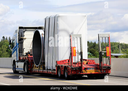 Salo, Finlande. Le 29 juin 2019. Charge exceptionnelle d'équipements industriels par Volvo FH semi-remorque de transport Hosike Oy sur la route, vue arrière. Banque D'Images