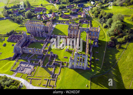 Rievaulx Abbey a été le premier monastère cistercien dans le nord de l'Angleterre, Ryedale, Yorkshire du Nord, de l'air Banque D'Images