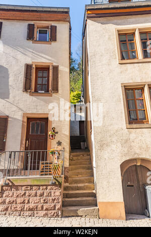 Un escalier étroit entre deux maisons à Vianden, Luxembourg Banque D'Images