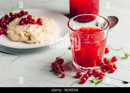 Simple et petit-déjeuner sain avec de porridge et de l'eau infusée aux fruits rouges Banque D'Images