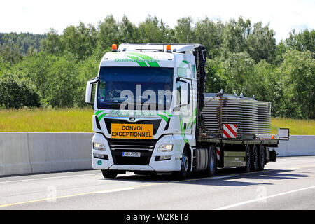 Salo, Finlande. Le 29 juin 2019. MAN TGX 18.500 chariot de Sachs Trans transporte le matériel industriel sur la remorque en charge surdimensionnée dans le sud de la Finlande. Banque D'Images