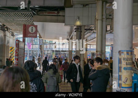 Occupé à Ueno est très populaire non seulement pour le beau parc mais aussi pour de délicieux aliments abordables et une grande architecture. Banque D'Images