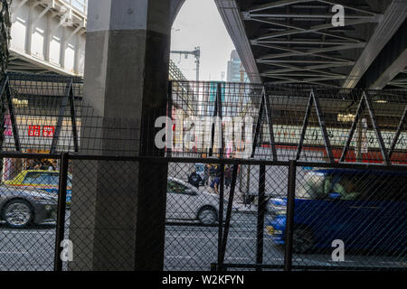 Occupé à Ueno est très populaire non seulement pour le beau parc mais aussi pour de délicieux aliments abordables et une grande architecture. Banque D'Images