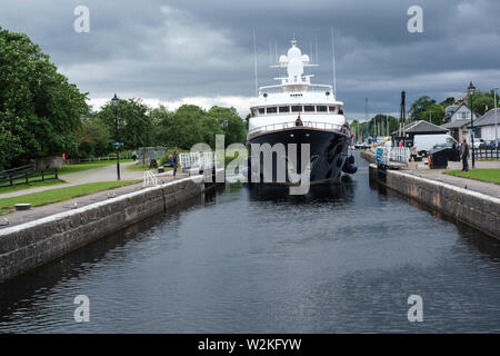 "Lady Rose" en passant par les écluses du Canal Calédonien, Muirtown, Inverness Banque D'Images