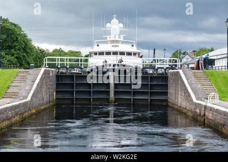 "Lady Rose" en passant par les écluses du Canal Calédonien, Muirtown, Inverness Banque D'Images