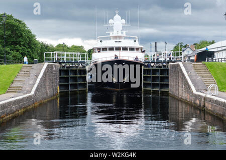 "Lady Rose" en passant par les écluses du Canal Calédonien, Muirtown, Inverness Banque D'Images