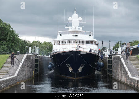 "Lady Rose" en passant par les écluses du Canal Calédonien, Muirtown, Inverness Banque D'Images