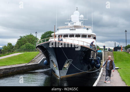 "Lady Rose" en passant par les écluses du Canal Calédonien, Muirtown, Inverness Banque D'Images