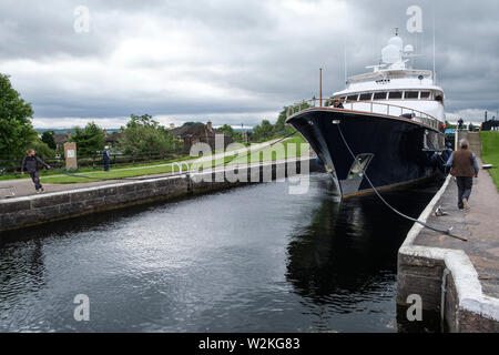 "Lady Rose" en passant par les écluses du Canal Calédonien, Muirtown, Inverness Banque D'Images