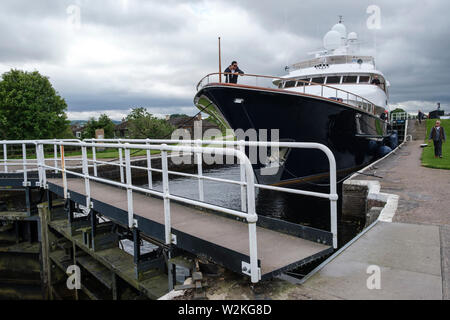 "Lady Rose" en passant par les écluses du Canal Calédonien, Muirtown, Inverness Banque D'Images