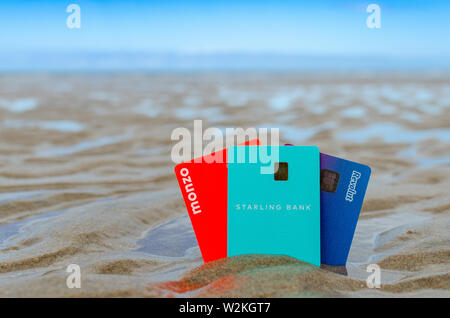 Monzo, Starling, Revolut cartes bancaires sur la plage. Concept pour les meilleures vacances et cartes bancaires virtuelles. Banque D'Images