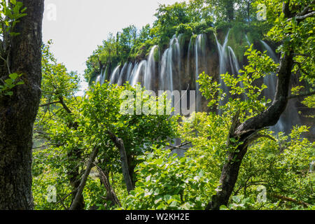 Vue sur le Galovački buk, le Galovac Cascade, au parc national des Lacs de Plitvice en Croatie Banque D'Images