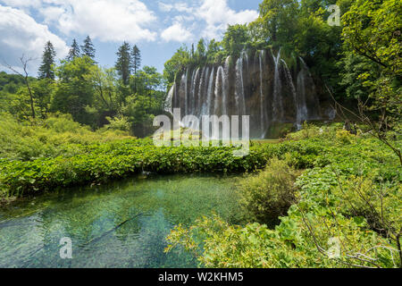 Vue sur le Galovački buk, le Galovac Cascade, au parc national des Lacs de Plitvice en Croatie Banque D'Images