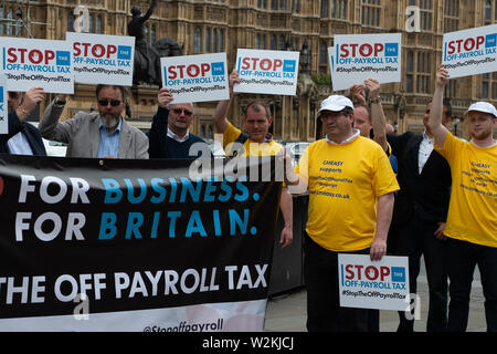 Westminster, London, SW1A 0AA, au Royaume-Uni. 09 juillet 2019. Arrêter le Off-Payroll les militants d'impôt à l'extérieur de la Chambre des communes avec leur campagne pour arrêter la guerre du gouvernement sur la passation en acceptant de mettre en pause l'intention d'étendre l'Payroll-Tax au secteur privé. Credit : Maureen McLean/Alamy Live News Banque D'Images