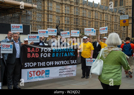 Westminster, London, SW1A 0AA, au Royaume-Uni. 09 juillet 2019. Arrêter le Off-Payroll les militants d'impôt à l'extérieur de la Chambre des communes avec leur campagne pour arrêter la guerre du gouvernement sur la passation en acceptant de mettre en pause l'intention d'étendre l'Payroll-Tax au secteur privé. Credit : Maureen McLean/Alamy Live News Banque D'Images