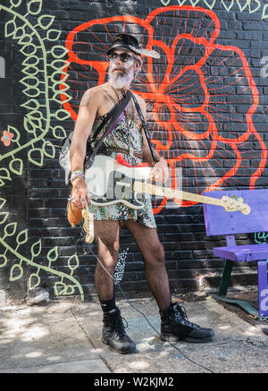 Un portrait d'un excentrique des profils homme vêtu de vêtements inhabituels sur South Street dans le sud de Philadelphie Banque D'Images