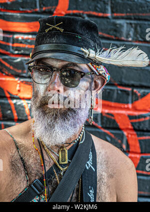 Un portrait d'un excentrique des profils homme vêtu de vêtements inhabituels sur South Street dans le sud de Philadelphie Banque D'Images