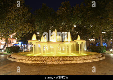 Des fontaines dans le parc de la ville de Bakou en Azerbaïdjan Banque D'Images