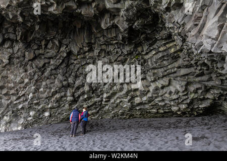 Vue rapprochée de colonnes de basalte sur la plage de sable noir de Reynisfjara qui jouit, dans le sud de l'Islande. Banque D'Images