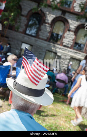 L'homme accueille de nouveaux citoyens à la cérémonie de naturalisation le 4 juillet dans la région de Northampton MA. Banque D'Images