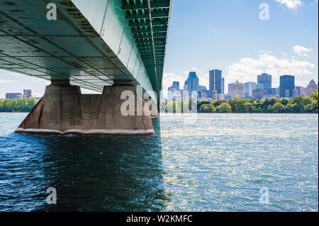 Montréal, Canada - 15 juin 2018 : le pont Concordia liens la pointe sud de l'Île Sainte-Hélène et l'Île Notre-Dame au centre-ville de Montréal. Banque D'Images