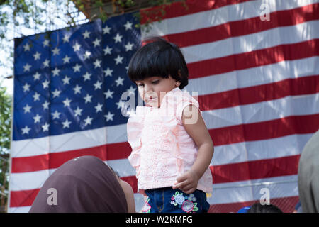 Enfant musulman se trouve dans la salle qui accueille les nouveaux citoyens à la cérémonie de naturalisation le 4 juillet dans la région de Northampton MA. Banque D'Images