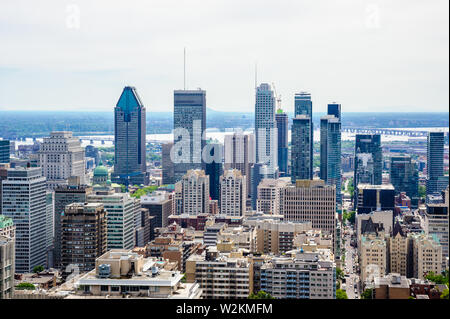 Montréal, Canada - 16 juin 2018 : Le centre-ville dense et des environs peut être vu à l'est du mont Royal. Banque D'Images