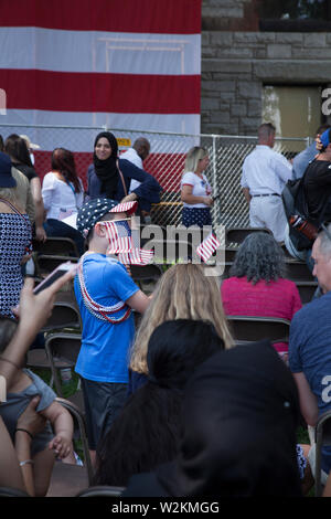 Audience accueille de nouveaux citoyens à la cérémonie de naturalisation le 4 juillet dans la région de Northampton MA. Banque D'Images