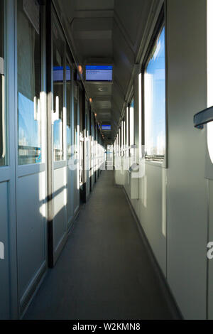 À l'intérieur d'un wagon d'un train de passagers Banque D'Images