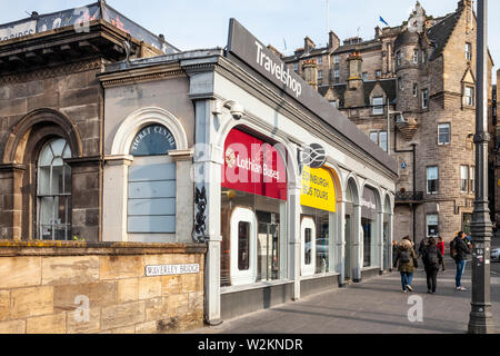 Travelshop Waverley Bridge, à Édimbourg, en Écosse, en fournissant de l'information et la vente de billets pour les bus Lothian, Edinburgh Bus Tours & Edinburgh Tramways. Banque D'Images