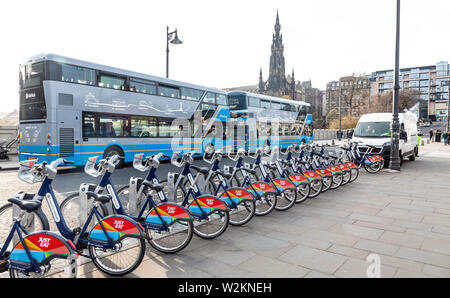 Transport pour Edimbourg (manger) les vélos et deux double decker bus aéroport airlink sur Waverley Bridge dans le centre d'Édimbourg, Écosse, Royaume-Uni Banque D'Images